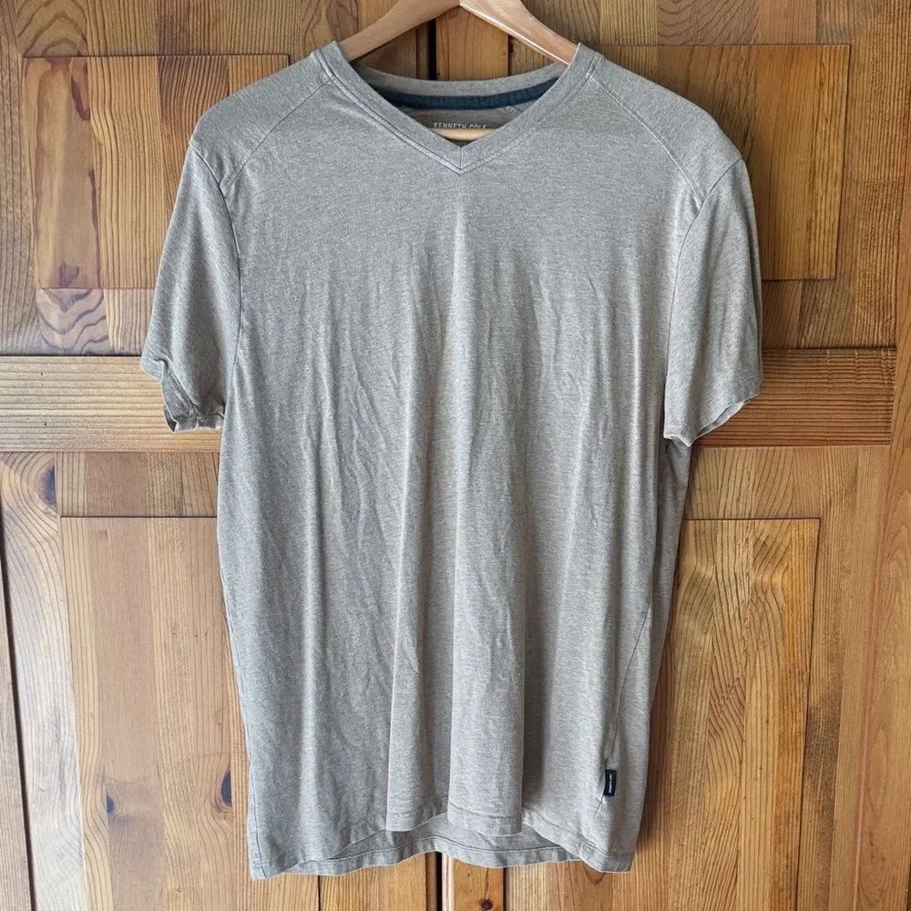 Kenneth Cole Men's Tan V-Neck Shirt. Size large.